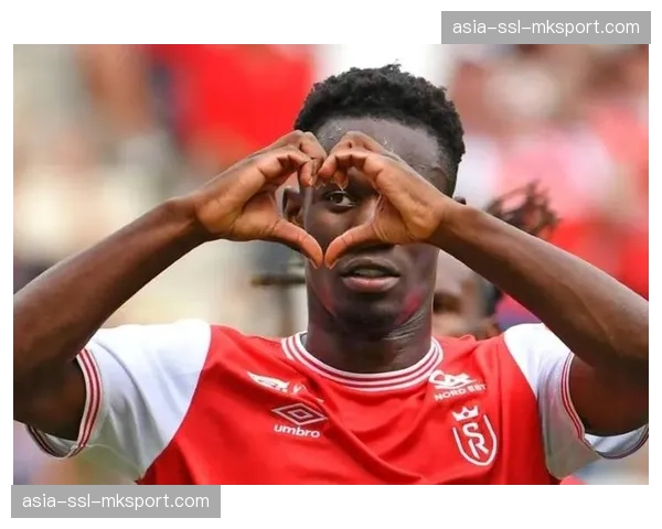 兰斯球员进球后展示印有患病小球迷名字的T恤