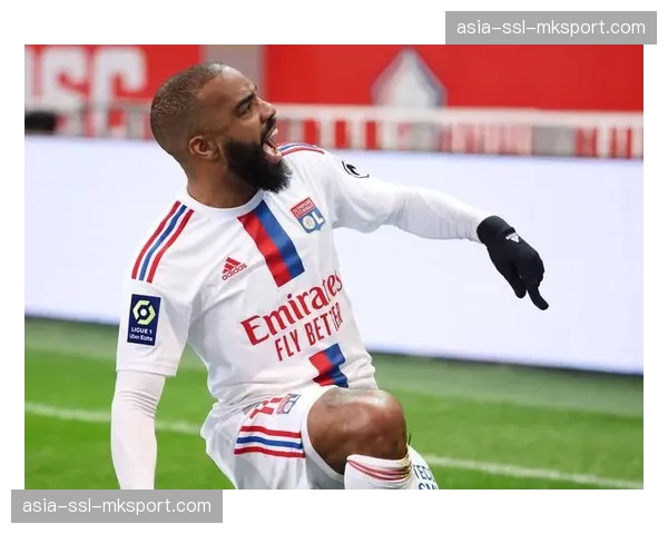 里昂5-1大胜特鲁瓦，拉卡泽特上演帽子戏法