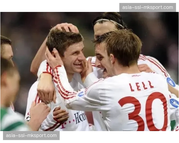 特写：在安联球场，穆勒替补登场后首次触球便完成助攻